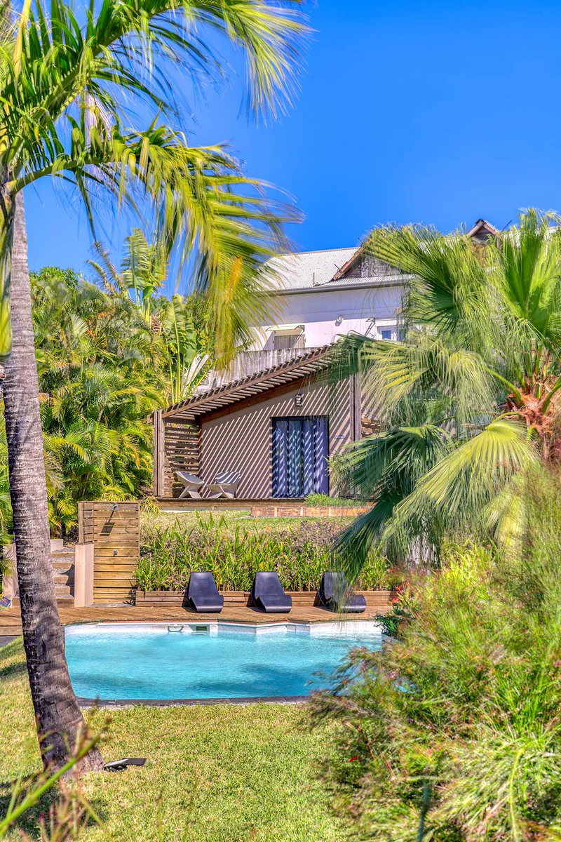 La chambre Camphre vue du jardin, au bord de la piscine