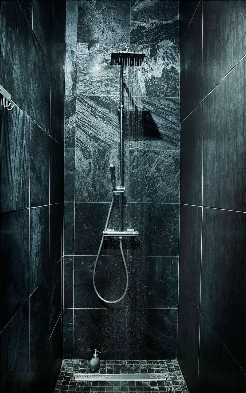 La douche à l'italienne aux murs d'ardoise
