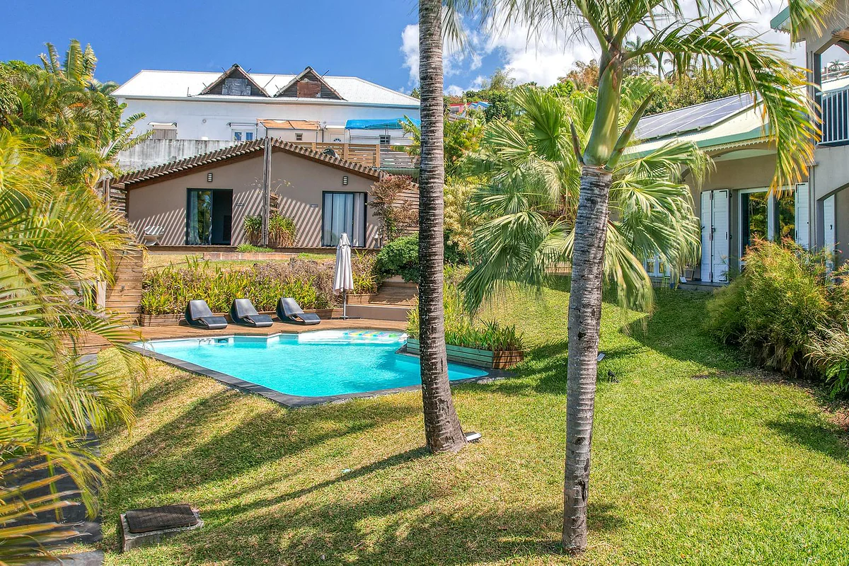La villa vue du ciel : la piscine, le jardin et les chambres