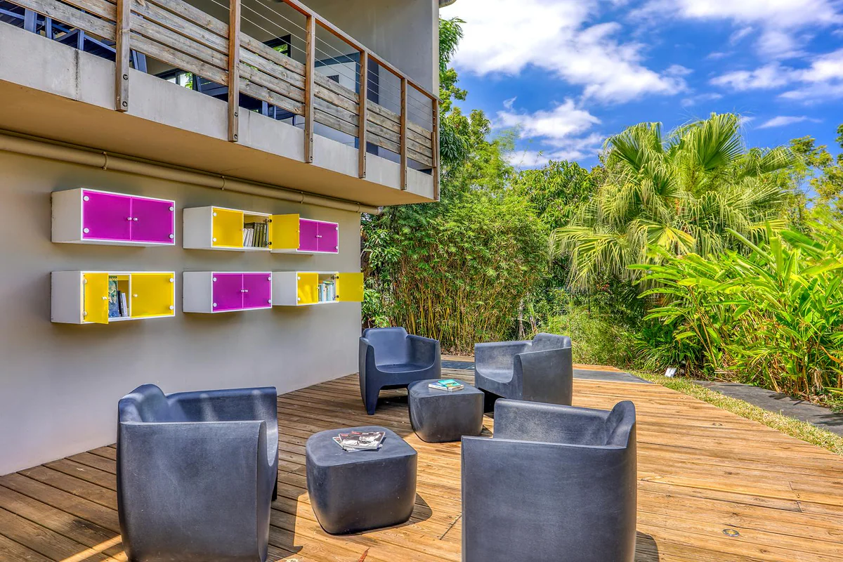 Le coin lecture en terrasse, ses fauteuils et ses étagères colorées