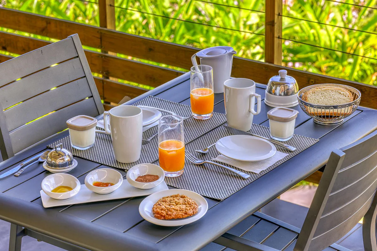 Le petit déjeuner fait maison : jus de fruits frais, confitures, gâteaux et petits pains