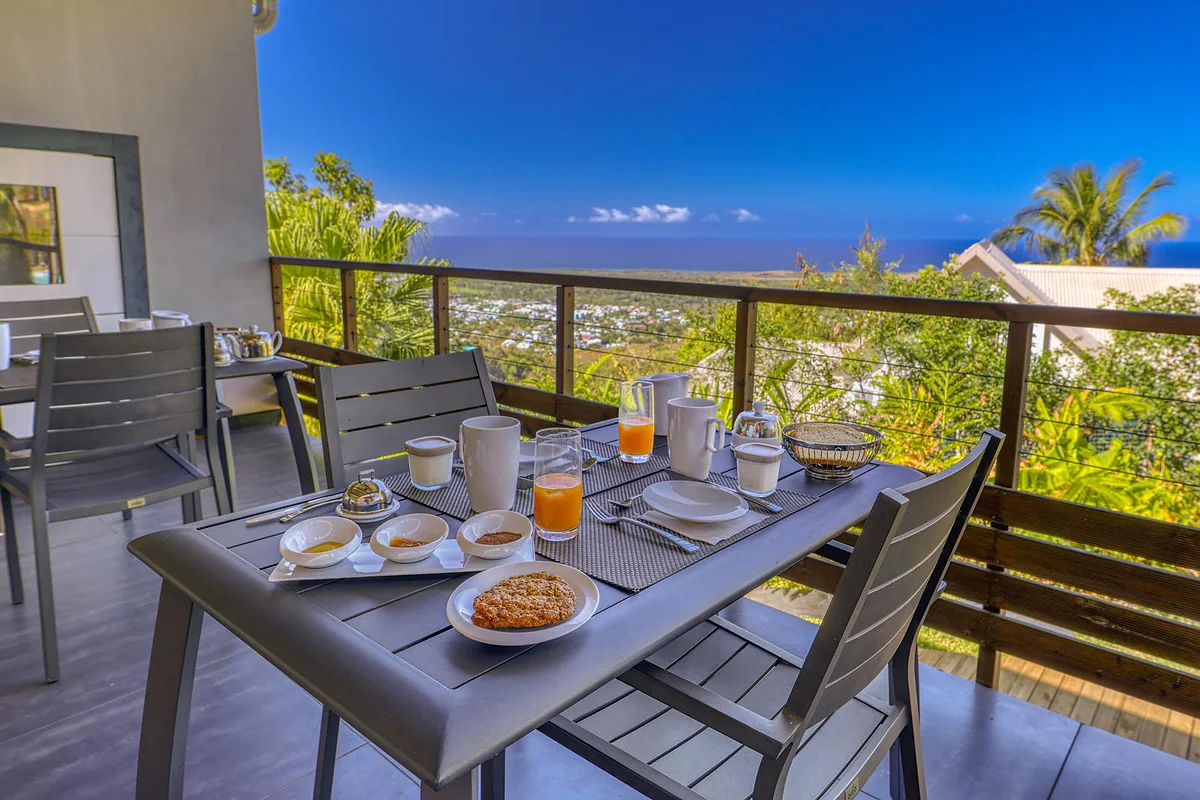 Le petit déjeuner servi sur la terrasse, avec la vue sur l'océan