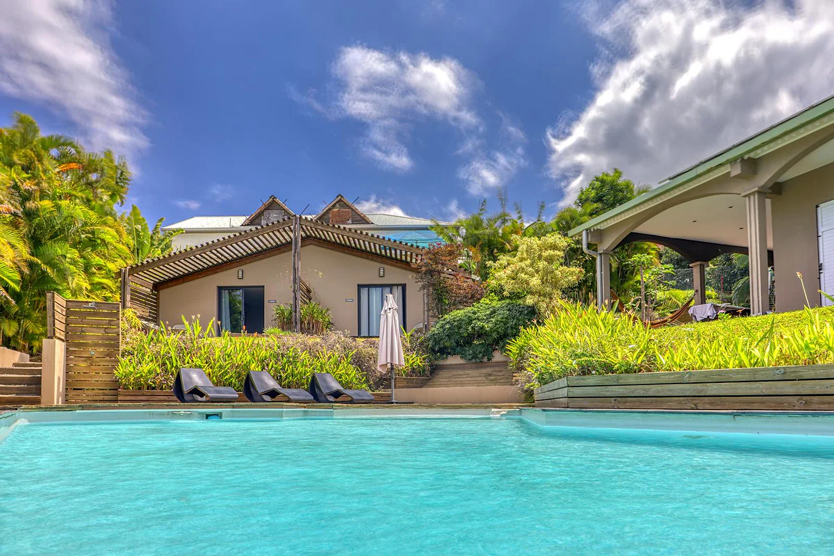 La piscine devant la maison