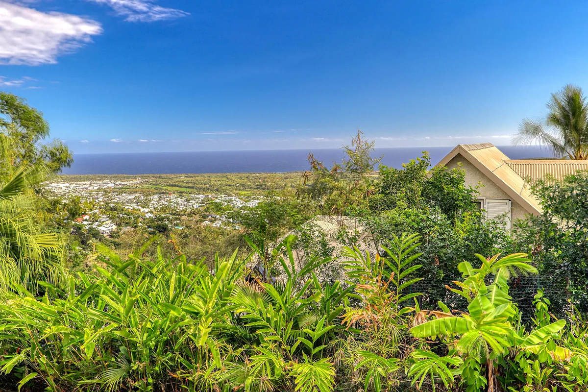 La vue depuis la terrasse du jardin, sur les toits de L'Étang-Salé et l'océan